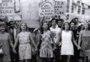 Mulheres protestando por direitos durante a ditadura militar. Feminismo no Brasil.