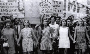 Mulheres protestando por direitos durante a ditadura militar. Feminismo no Brasil.