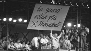 Imagem de um comício pedindo diretas já. Evento que marcou o fim do período da ditadura militar.