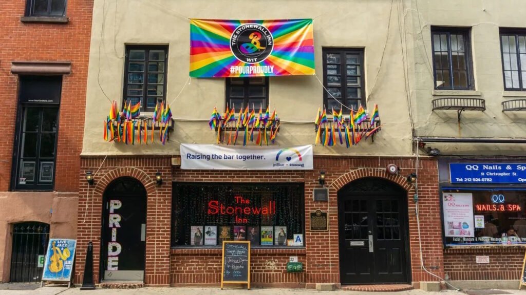 Imagem da fachada do bar Stonewall. O marco zero da luta por direitos LGBTIAP+ nos Estados Unidos.
